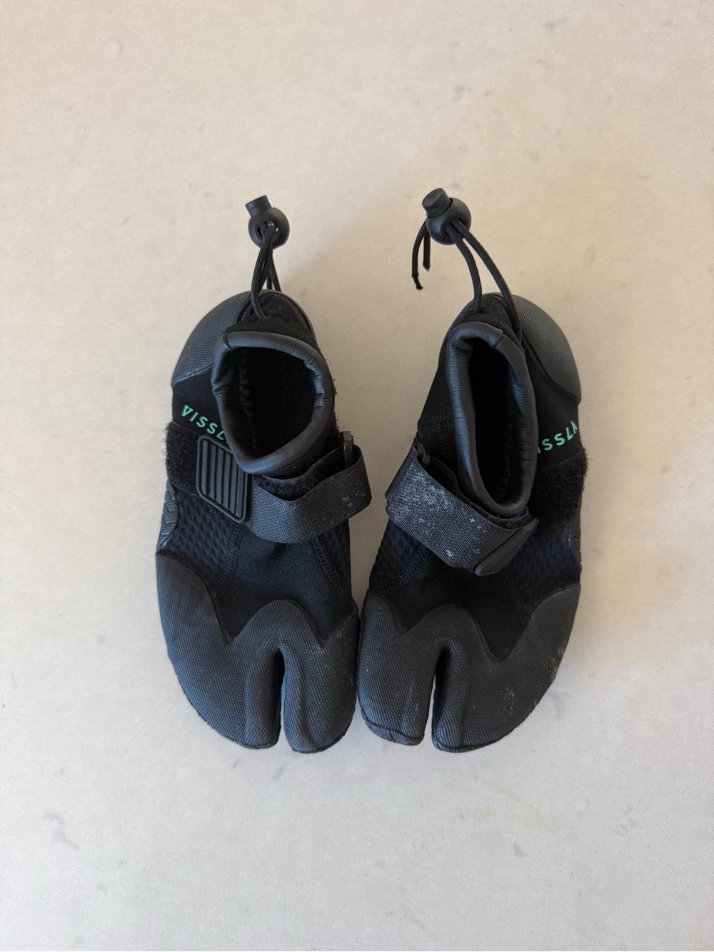 VISSLA Black Split-Toe Neoprene Water Booties with Ankle Toggle 2mm thickness